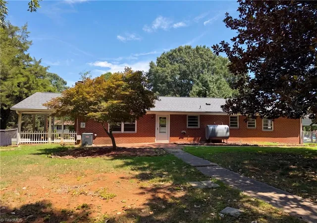 Photo 4 of Single family home for sale at 5150 Williamsburg Rd, Winston Salem, NC 27106 | MLS# 1228395 | Listing updated on 2026-10-08