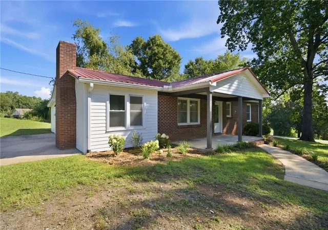2nd image of 3123 Castle Ave, Hickory, NC 28601 | MLS# 1228030