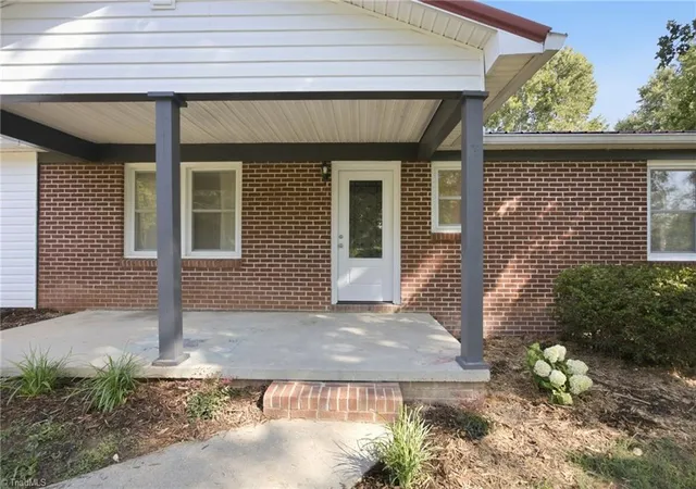 Photo 3 of Single family home for sale at 3123 Castle Ave, Hickory, NC 28601 | MLS# 1228030 | Listing updated on 2026-09-11
