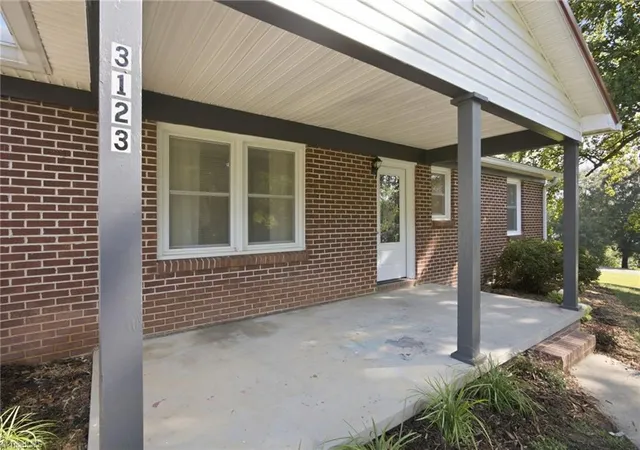 Photo 3 of Single family home for sale at 3123 Castle Ave, Hickory, NC 28601 | MLS# 1228030 | Listing updated on 2026-09-28