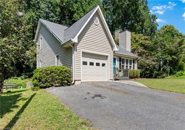 3rd image of 4965 Lochraven Dr, Winston Salem, NC 27104 | MLS# 1231485