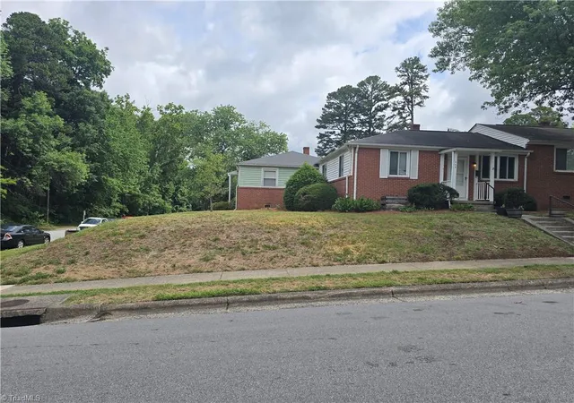 Photo 3 of Single family home for sale at 568 Overlook St, Greensboro, NC 27403 | MLS# 1225081 | Listing updated on 2026-09-12
