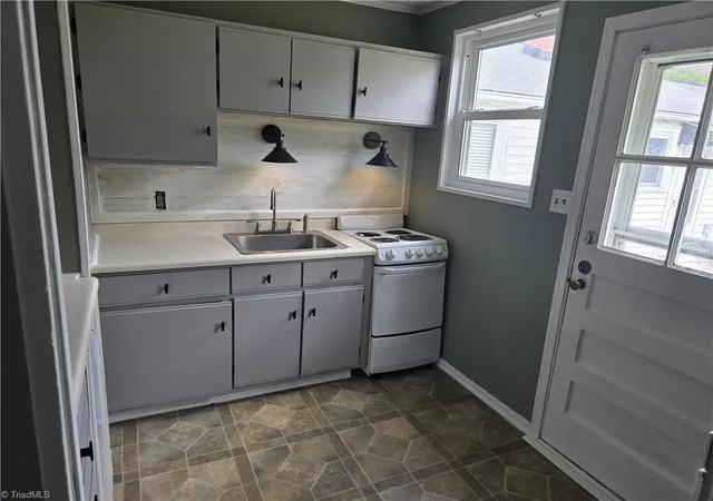 Photo 4 of Single family home for sale at 568 Overlook St, Greensboro, NC 27403 | MLS# 1225081 | Listing updated on 2026-09-12