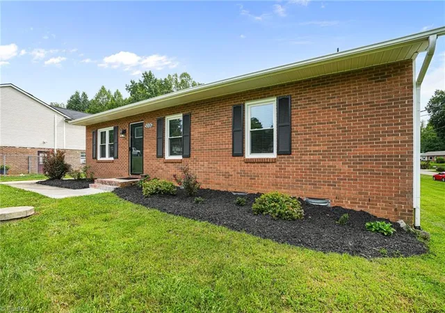 Photo 3 of Single family home for sale at 5006 Woodsboro Ln, Winston Salem, NC 27105 | MLS# 1231069 | Listing updated on 2026-09-14