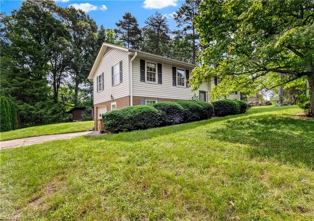 Photo 2 of Single family home for sale at 210 Knoxwood Rd, Winston Salem, NC 27107 | MLS# 1231045 | Listing updated on 2026-08-19