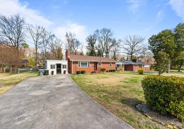 Photo 3 of Single family home for sale at 1025 Parkview St, Asheboro, NC 27203 | MLS# 1212158 | Listing updated on 2026-08-30