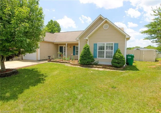 3rd image of 3803 Abbeywood Dr, Jamestown, NC 27282 | MLS# 1222600