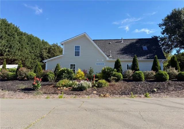 Photo 4 of Single family home for sale at 105 Jefferson Forest Ct, Winston Salem, NC 27106 | MLS# 1225162 | Listing updated on 2026-10-30