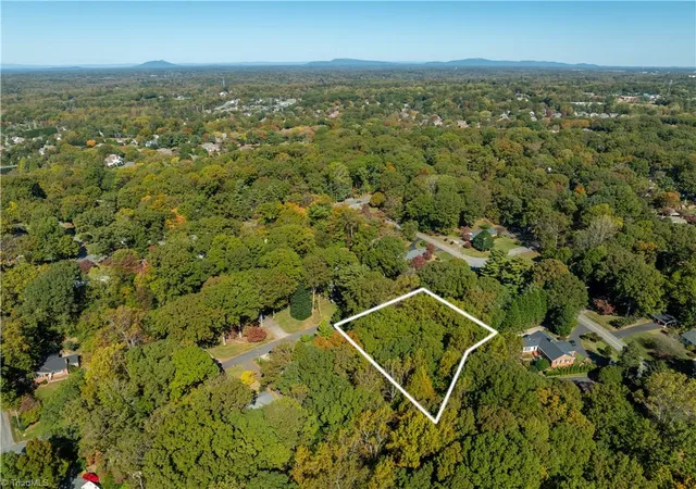 3rd image of 1039 Huntingdon Rd, Winston Salem, NC 27104 | MLS# 1206090