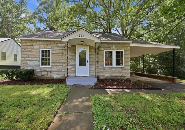 2nd image of 221 Zollicoffer Ave, Henderson, NC 27536 | MLS# 1229199