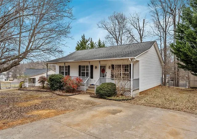 Photo 1 of Single family home for sale at 113 Falling Crk Dr, Thomasville, NC 27360 | MLS# 1207869 | Listing updated on 2026-09-16