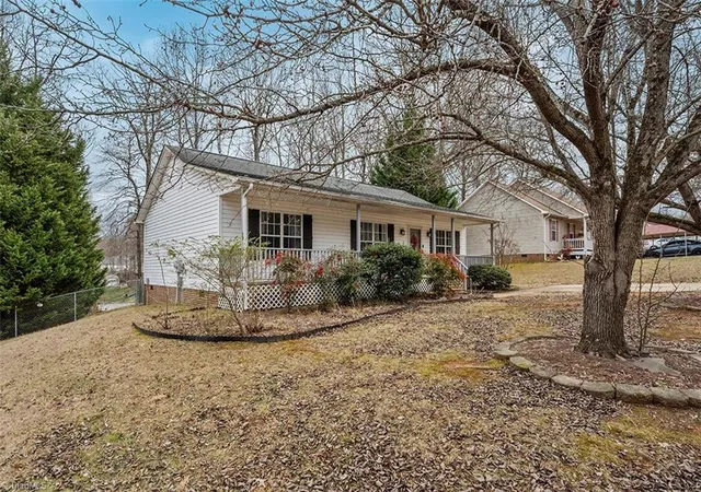 Photo 3 of Single family home for sale at 113 Falling Crk Dr, Thomasville, NC 27360 | MLS# 1207869 | Listing updated on 2026-09-16