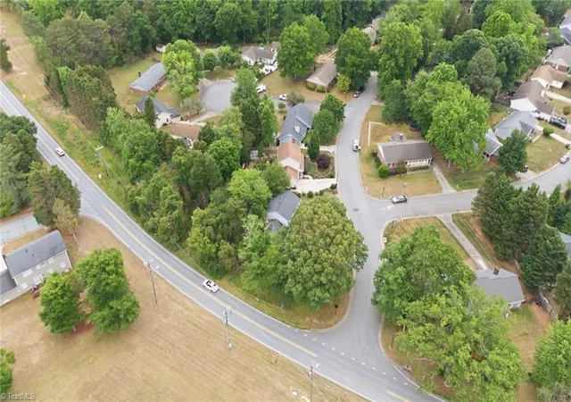 34th image of 5404 North Oaks Dr, Greensboro, NC 27455 | MLS# 1221918