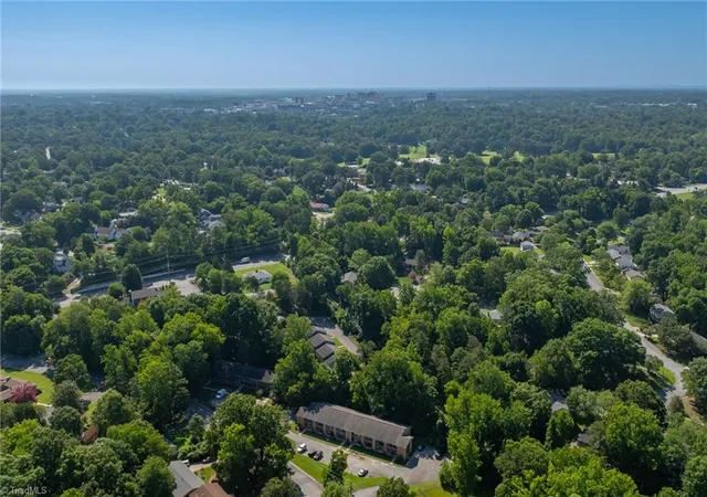 13th image of 1107 Robin Hood Rd #B, High Point, NC 27262 | MLS# 1228011