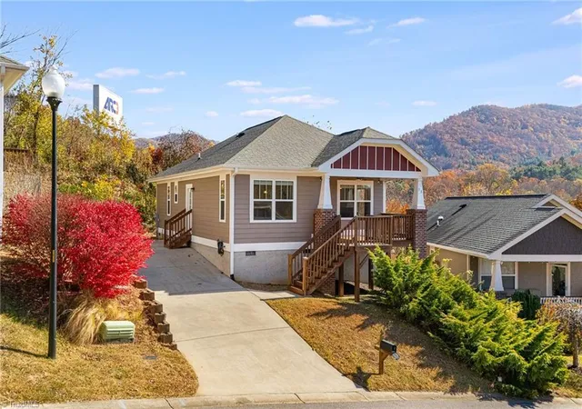 1st image of 11 Byrdcliffe Ln, Asheville, NC 28805 | MLS# 1202182