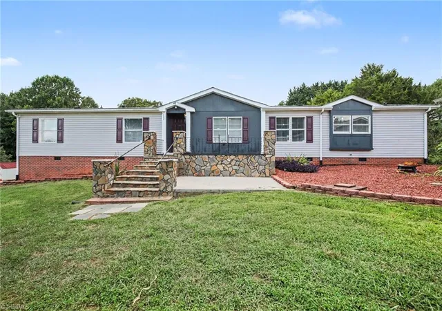 3rd image of 1060 Knobview Ln, Pilot Mountain, NC 27041 | MLS# 1230618