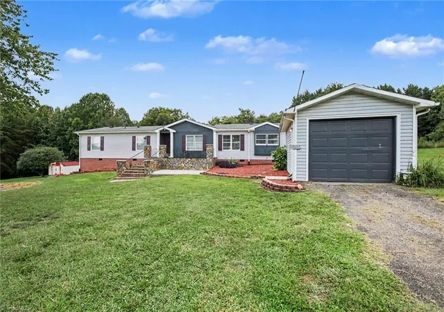 4th image of 1060 Knobview Ln, Pilot Mountain, NC 27041 | MLS# 1230618