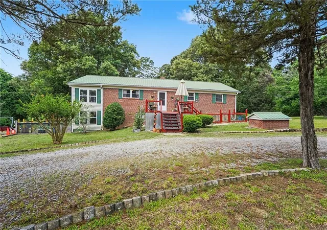 2nd image of 202 Arrowood Ln, Jamestown, NC 27282 | MLS# 1225410