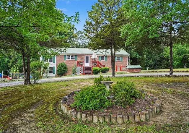 3rd image of 202 Arrowood Ln, Jamestown, NC 27282 | MLS# 1225410
