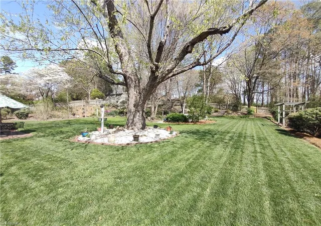 Photo 3 of Single family home for sale at 3811 Willowood Dr, Clemmons, NC 27012 | MLS# 1214247 | Listing updated on 2026-09-15