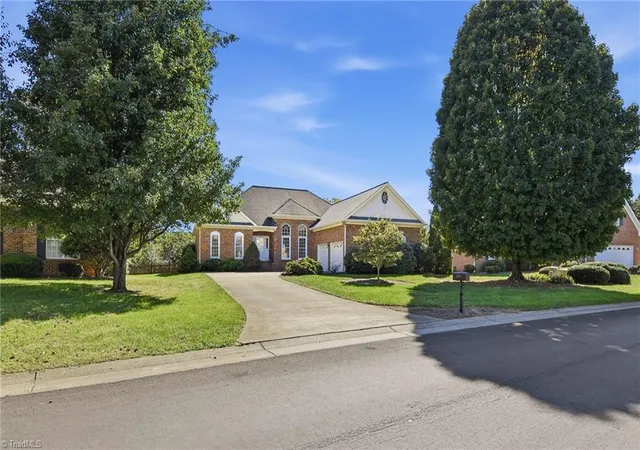 Photo 2 of Single family home for sale at 261 Kingsmill Dr, Advance, NC 27006 | MLS# 1240041 | Listing updated on 2026-10-31