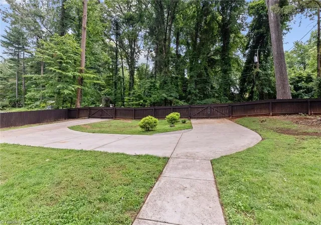 3rd image of 521 Dogwood Cir, High Point, NC 27260 | MLS# 1230352