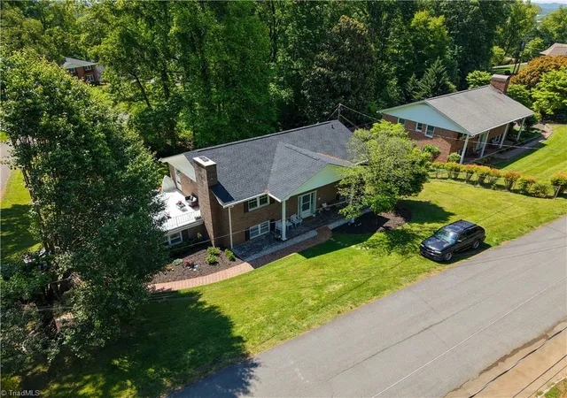 Homes for sale in Mount Airy, NC | 648 Knollwood Dr, Mount Airy, NC 27030 | MLS# 1219590