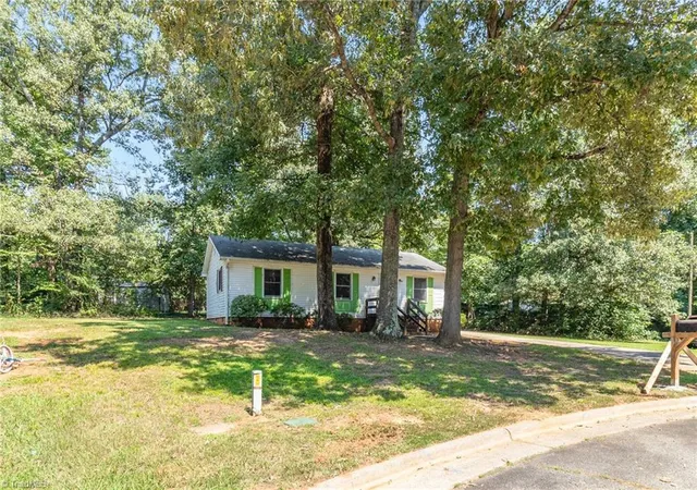 Photo 3 of Sale Pending at 1719 Oneka Ave, High Point, NC 27260 | MLS# 1233399 | Listing updated on 2026-09-19