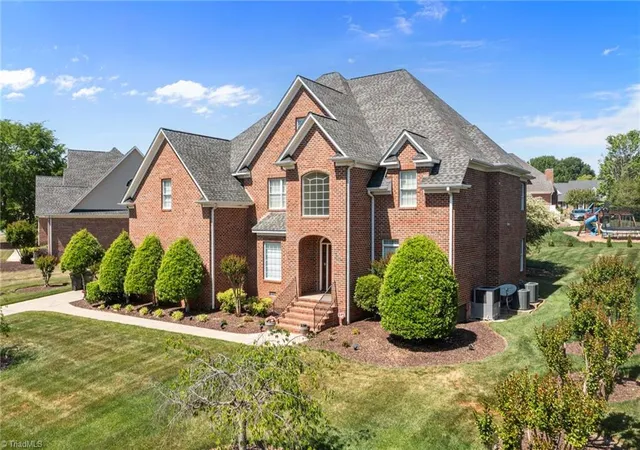 Photo 2 of Single family home for sale at 736 Meadowood Dr, Burlington, NC 27215 | MLS# 1217917 | Listing updated on 2026-09-19