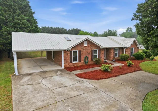 Homes for sale in Randleman, NC | 5200 Robin Ln, Randleman, NC 27317 | MLS# 1220387
