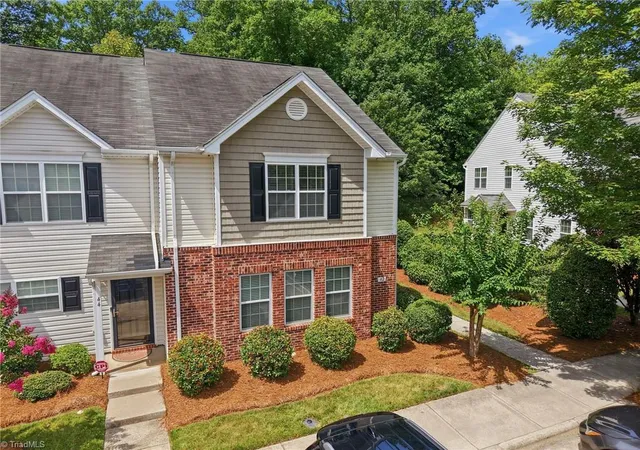 2nd image of 42 Ledgerstone Ln, Greensboro, NC 27407 | MLS# 1225727