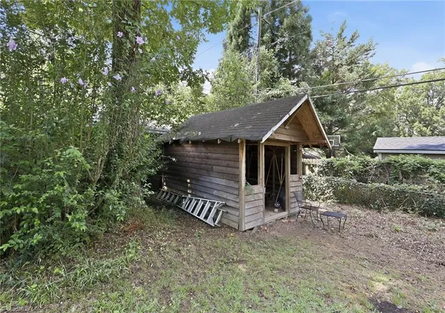 40th image of 1111 Grayland St, Greensboro, NC 27408 | MLS# 1231835