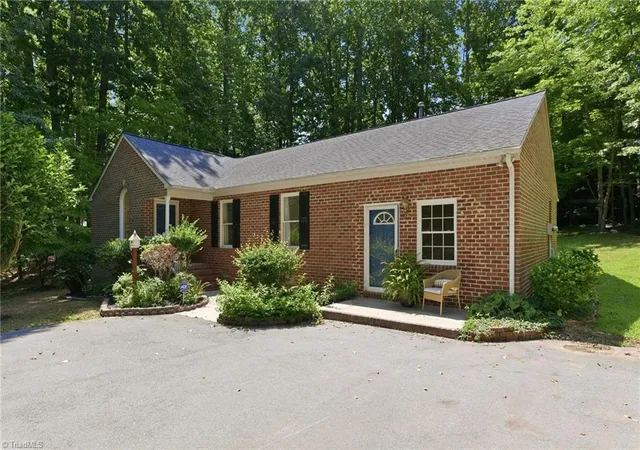 Photo 3 of Single family home for sale at 804 Salem Ct, Asheboro, NC 27205 | MLS# 1233109 | Listing updated on 2026-08-21