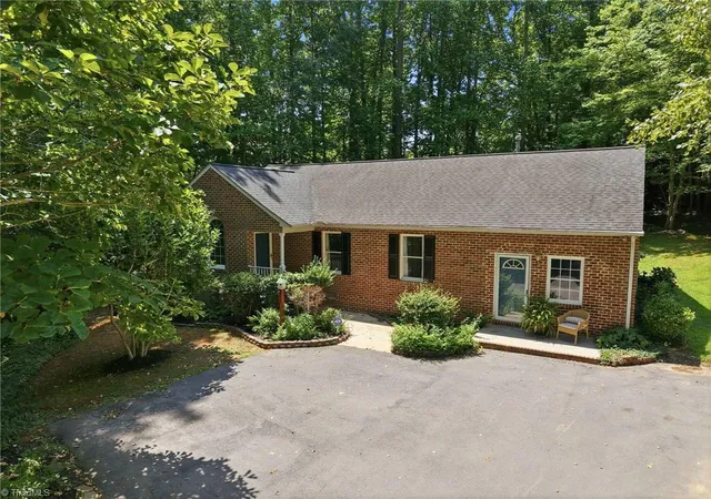 Photo 3 of Single family home for sale at 804 Salem Ct, Asheboro, NC 27205 | MLS# 1233109 | Listing updated on 2026-08-21