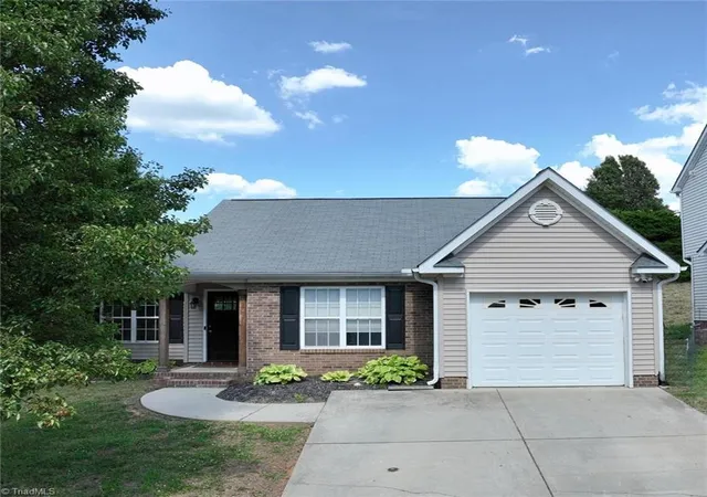Homes for sale in Greensboro, NC | 3801 Bluestem Dr, Greensboro, NC 27405 | MLS# 1220186
