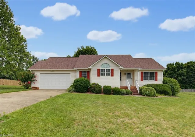 2nd image of 521 Lowergate Ln, Kernersville, NC 27284 | MLS# 1226018
