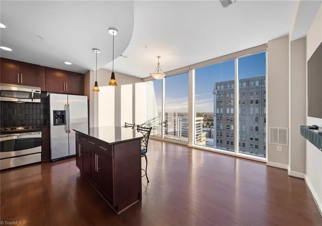 2nd image of 201 N Elm St #1404, Greensboro, NC 27401 | MLS# 1201772