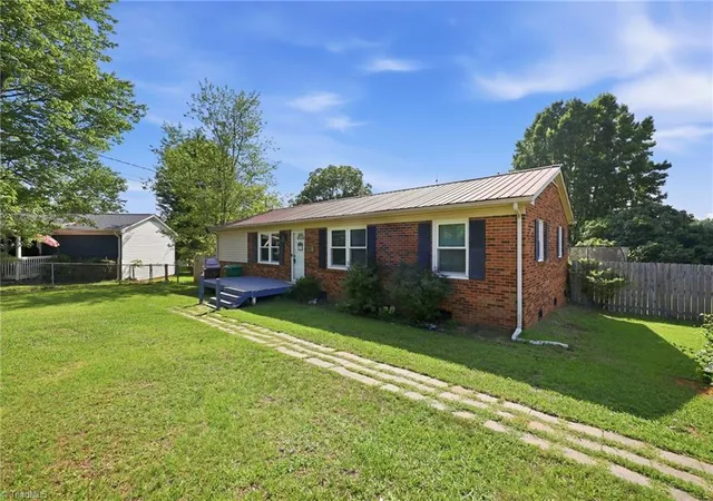 Photo 2 of Single family home for sale at 4228 Valley Cir, Thomasville, NC 27360 | MLS# 1226046 | Listing updated on 2026-09-02