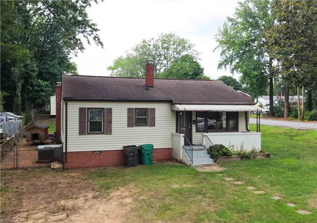 Photo 3 of Single family home for sale at 500 Clover Dr, High Point, NC 27262 | MLS# 1229015 | Listing updated on 2026-07-27