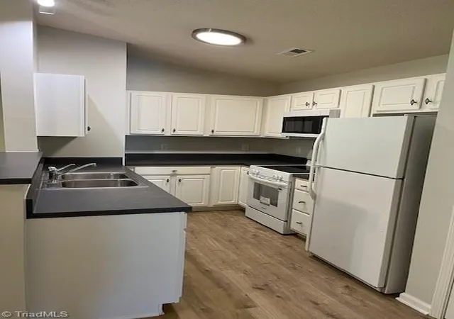3rd image of 3700 Cotswold Ter #3B, Greensboro, NC 27410 | MLS# 1218828