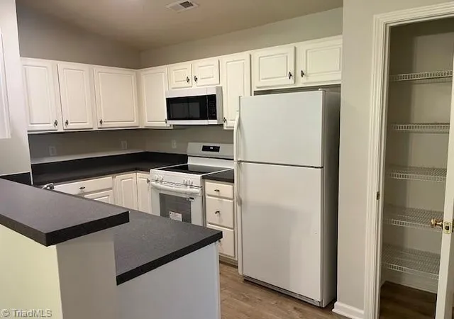 4th image of 3700 Cotswold Ter #3B, Greensboro, NC 27410 | MLS# 1218828