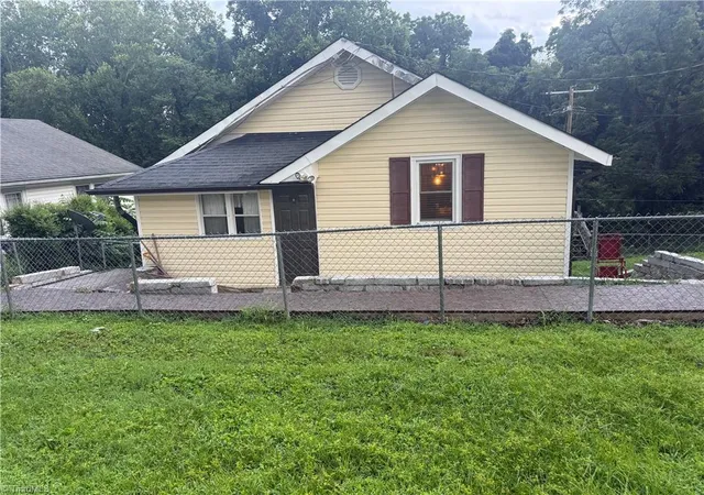 2nd image of 409 E Oak St, Mount Airy, NC 27030 | MLS# 1228165