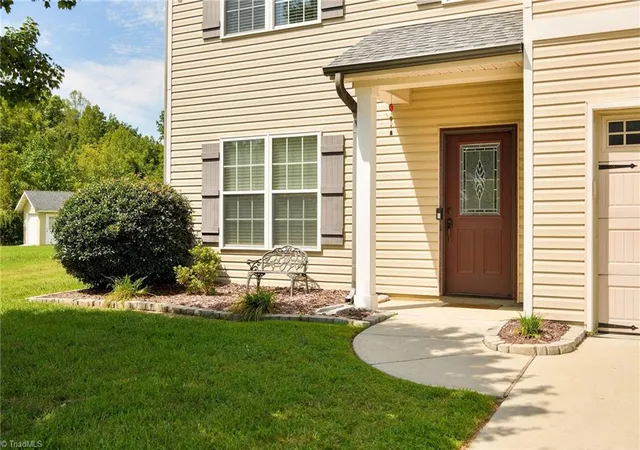 Photo 3 of Sale Pending at 104 Edgewood Ct, Archdale, NC 27263 | MLS# 1230923 | Listing updated on 2026-09-16