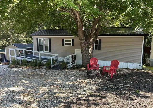 Homes for sale in New London, NC | 114 Meadowview Cir, New London, NC 28127 | MLS# 1188804