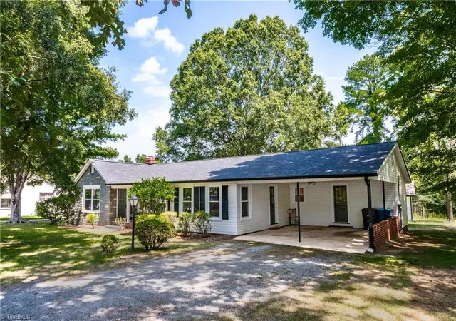 Photo 3 of Single family home for sale at 1224 Glenwood Ave, Salisbury, NC 28146 | MLS# 1233728 | Listing updated on 2026-10-14