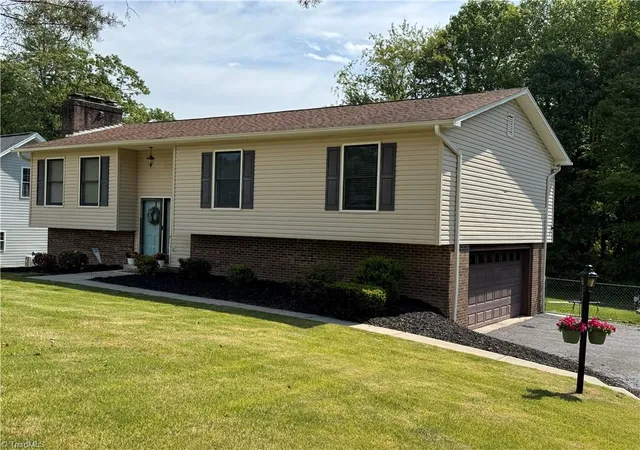 3rd image of 146 Wagoner Dr, Mount Airy, NC 27030 | MLS# 1218534