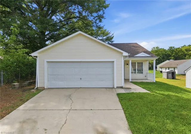 Photo 2 of Single family home for sale at 3 Franklinwood Dr, Greensboro, NC 27401 | MLS# 1229412 | Listing updated on 2026-09-16