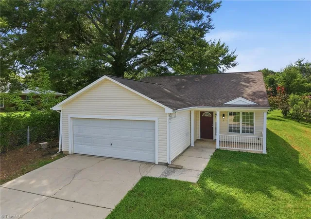 Photo 3 of Single family home for sale at 3 Franklinwood Dr, Greensboro, NC 27401 | MLS# 1229412 | Listing updated on 2026-09-16