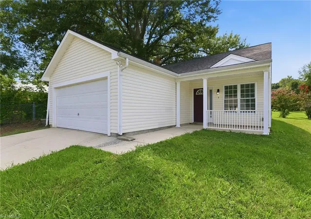 Photo 3 of Single family home for sale at 3 Franklinwood Dr, Greensboro, NC 27401 | MLS# 1229412 | Listing updated on 2026-09-16
