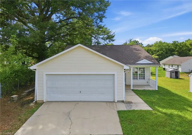 Photo 4 of Single family home for sale at 3 Franklinwood Dr, Greensboro, NC 27401 | MLS# 1229412 | Listing updated on 2026-09-16